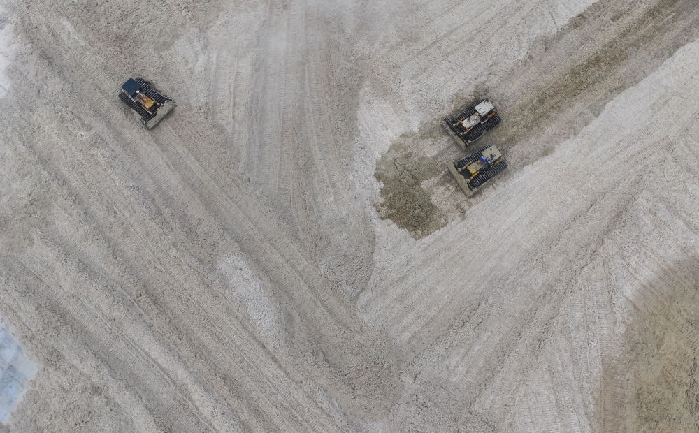 12月12日，在廣西湘桂華糖制糖集團(tuán)來賓紙業(yè)有限責(zé)任公司，工作人員在整理蔗渣（無人機(jī)照片）。