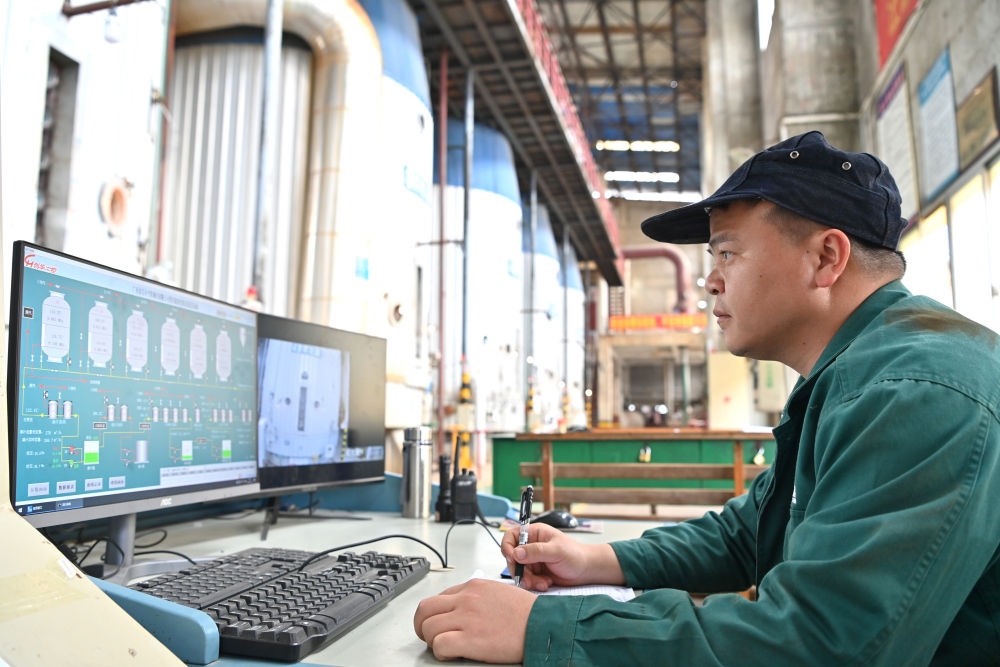 12月12日，工作人員在廣西來賓小平陽湘桂制糖有限公司監(jiān)控蒸發(fā)系統(tǒng)。