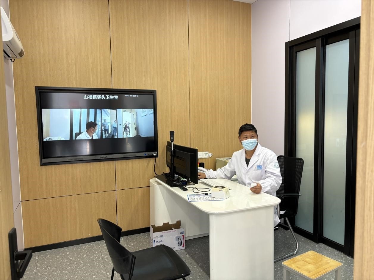 　　村里的值班醫(yī)生在線上連接三甲醫(yī)院的醫(yī)生對患者進(jìn)行會診。
