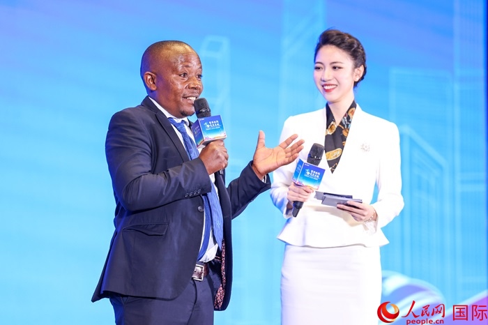 來自烏干達坎帕拉—恩德培機場高速公路項目的赫爾曼（左）被評為中國交建共建“一帶一路”最美外籍建設者之一。人民網(wǎng)記者 趙益普攝