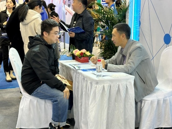 沈陽招聘會現(xiàn)場。人民網(wǎng)記者 尹柏寒?dāng)z