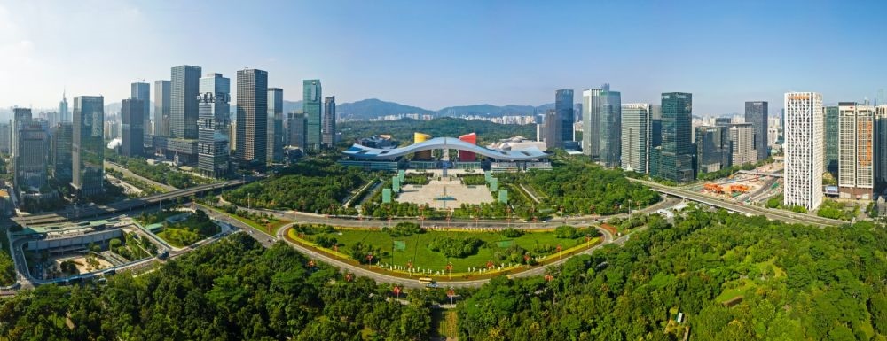 這是在廣東省深圳市拍攝的深圳市民中心和蓮花山公園一線（2020年10月2日攝，無人機(jī)照片）。新華社記者 梁旭 攝