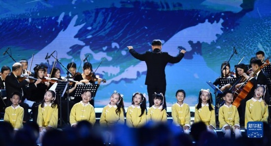 12月16日拍攝的第五屆海南島國(guó)際電影節(jié)開幕式現(xiàn)場(chǎng)。