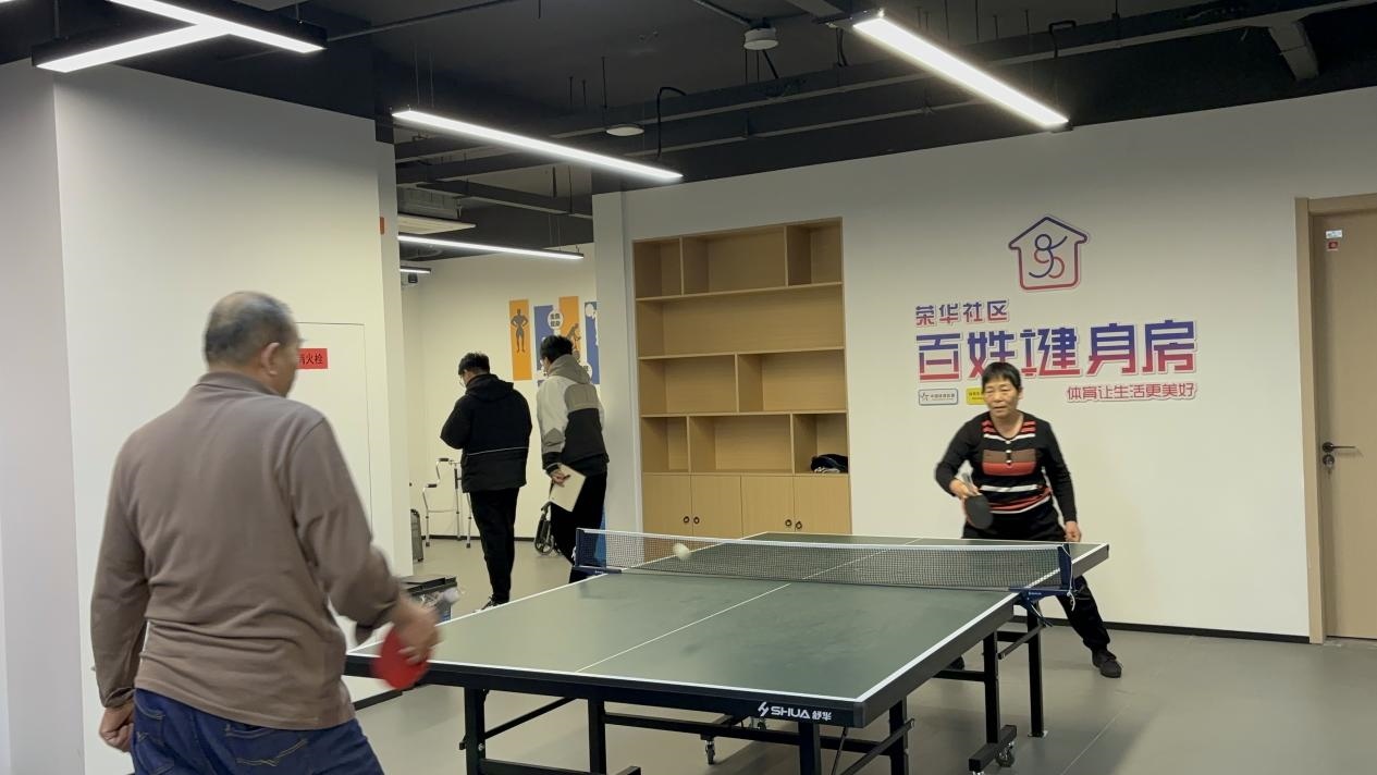 浙江臺州椒江區(qū)葭沚街道榮華社區(qū)，老年人在百姓健身房打乒乓球。