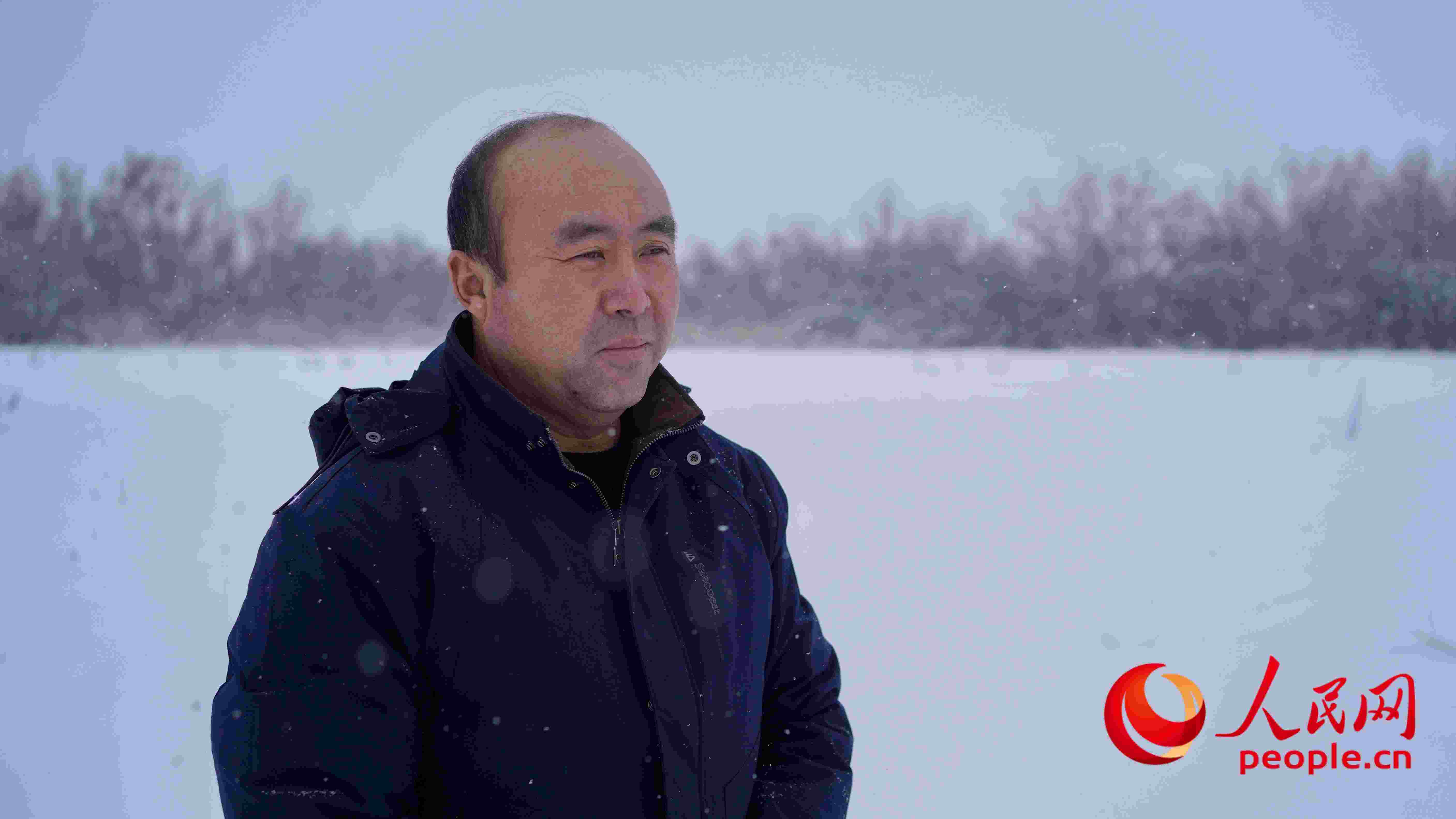 馬曉華回憶當年和父親一起種樹的情形，滿是懷念。人民網 周靜圓攝