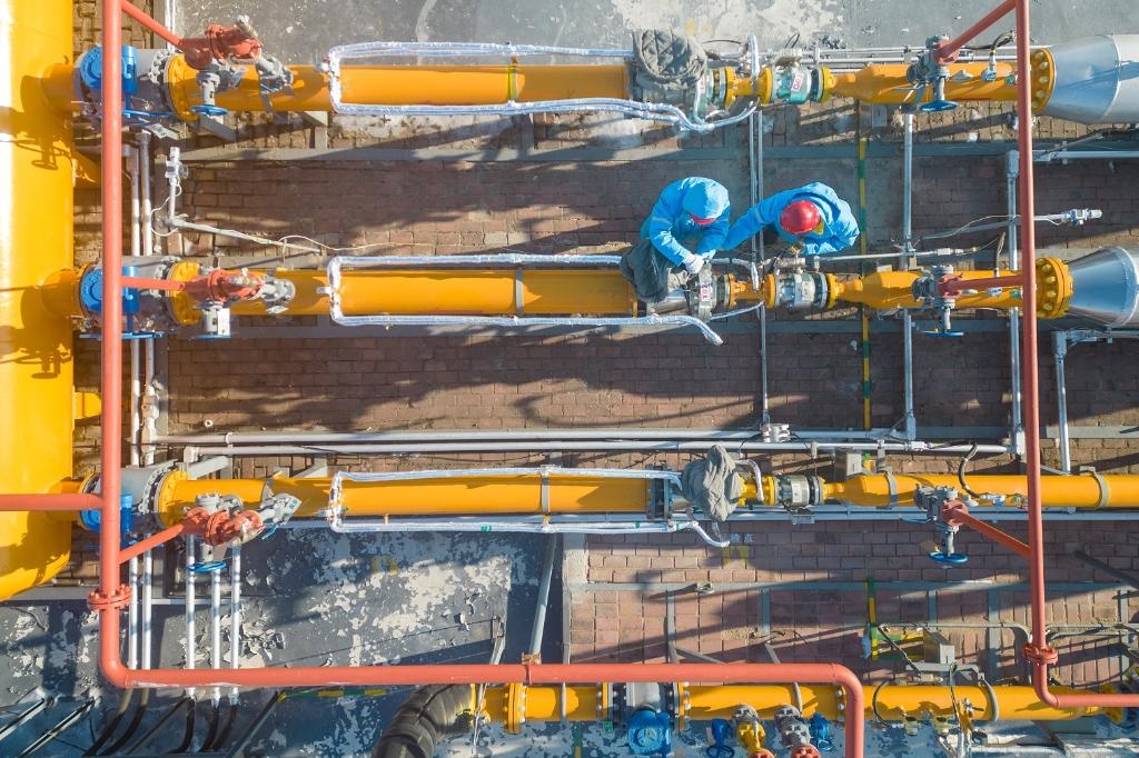 12月17日，黑龍江省哈爾濱市中慶燃?xì)庥邢挢?zé)任公司成高子門站的工作人員在進(jìn)行設(shè)備巡檢，保障燃?xì)夤?yīng)（無人機(jī)照片）。 新華社記者 張濤 攝