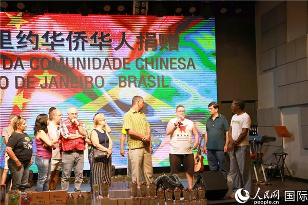 兒童殘障教育中心負(fù)責(zé)人胡里奧向捐贈(zèng)方表示感謝。人民網(wǎng)記者 陳海琪攝