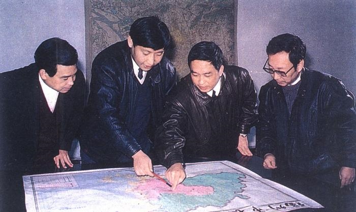 1991年12月，習近平與同事討論福州市戰(zhàn)略規(guī)劃設想。