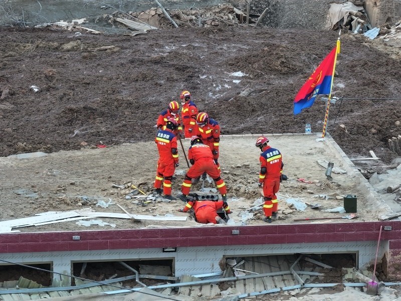 救援人員在現(xiàn)場。賀勇攝。