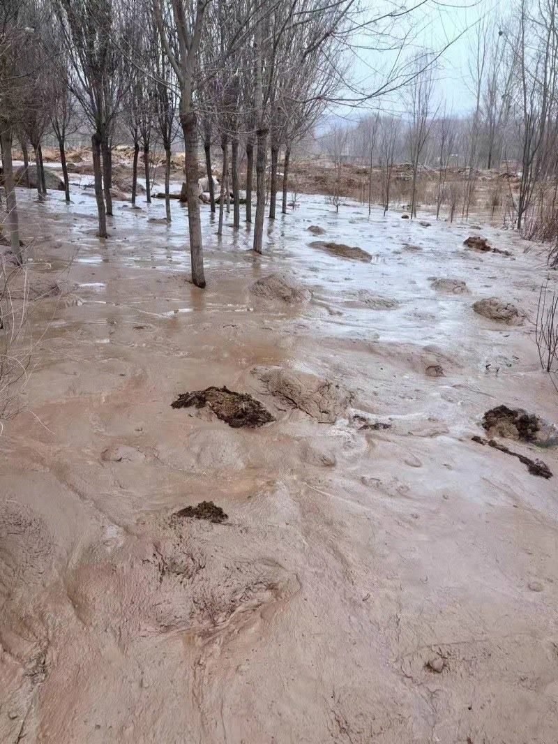 次生災(zāi)害襲擊過的村落。喬棟攝。