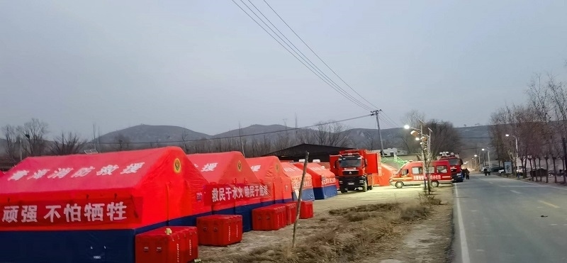 救災(zāi)隊(duì)員現(xiàn)場扎起了帳篷。王梅攝。