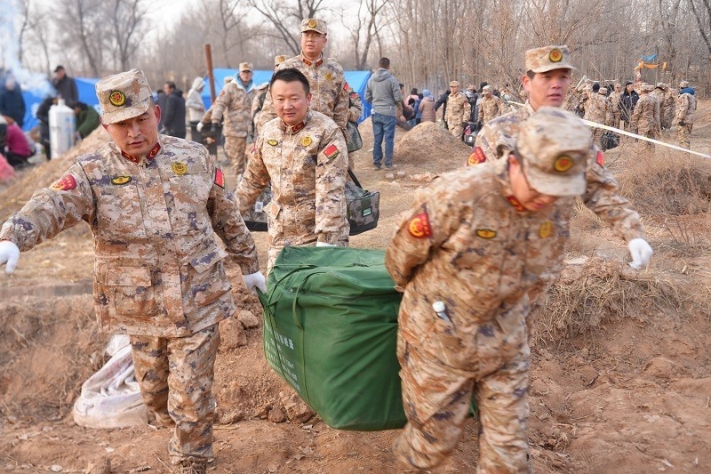 救援人員正在現(xiàn)場緊急搬運(yùn)物資。賀勇攝。