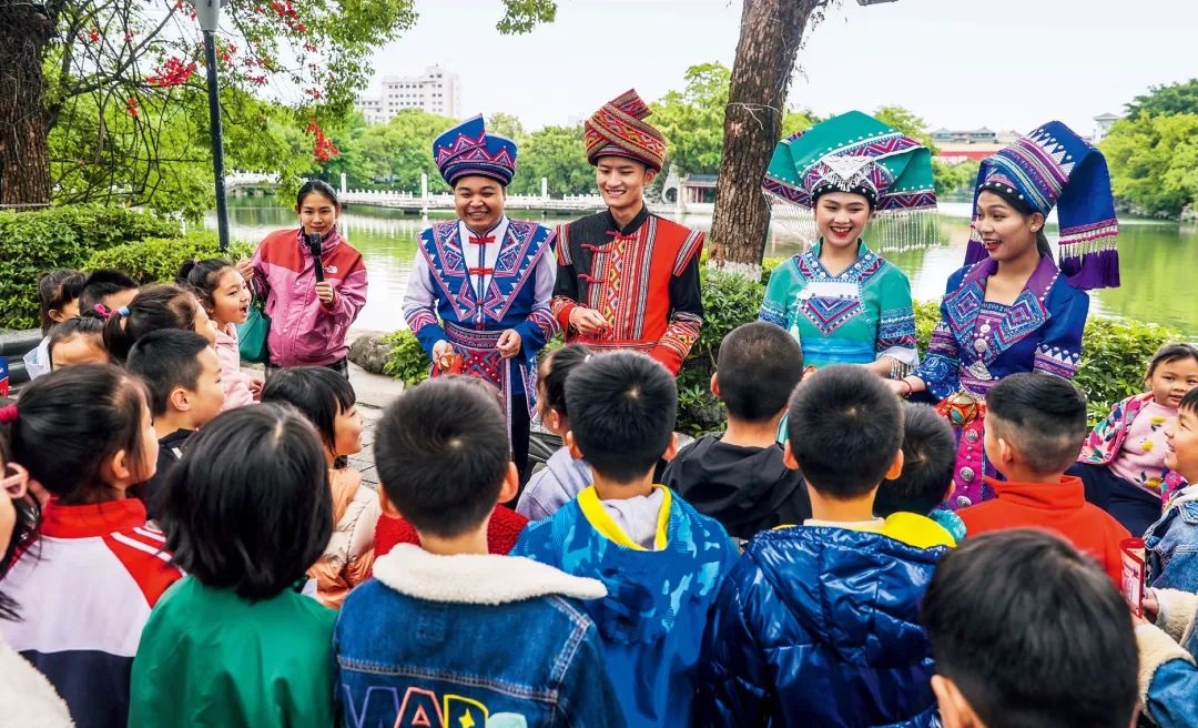 2023年4月25日，廣西桂林，“網(wǎng)絡(luò)法治宣傳一條街”在榕湖景區(qū)古南門“開街”，身穿民族服裝的工作人員演唱山歌向青少年普及網(wǎng)絡(luò)法治知識(shí)。