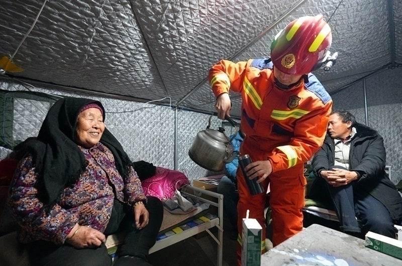 村民龔尕芳與消防員交流。賀勇攝。