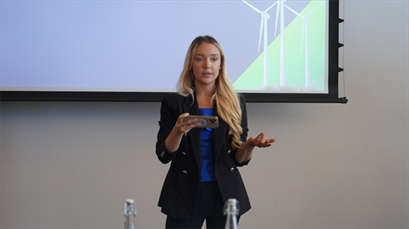 南非駐亞洲和金磚國(guó)家無(wú)任所大使蘇克拉爾代表吉娜·布朗發(fā)言。 人民網(wǎng) 張茜攝