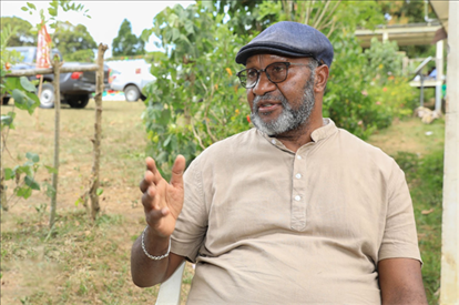 2023年12月18日，瓦努阿圖共和國(guó)總理夏洛特·薩爾維在瓦努阿圖公路項(xiàng)目二期馬勒庫拉段的移交儀式現(xiàn)場(chǎng)接受人民網(wǎng)采訪。人民網(wǎng) 賀吉攝