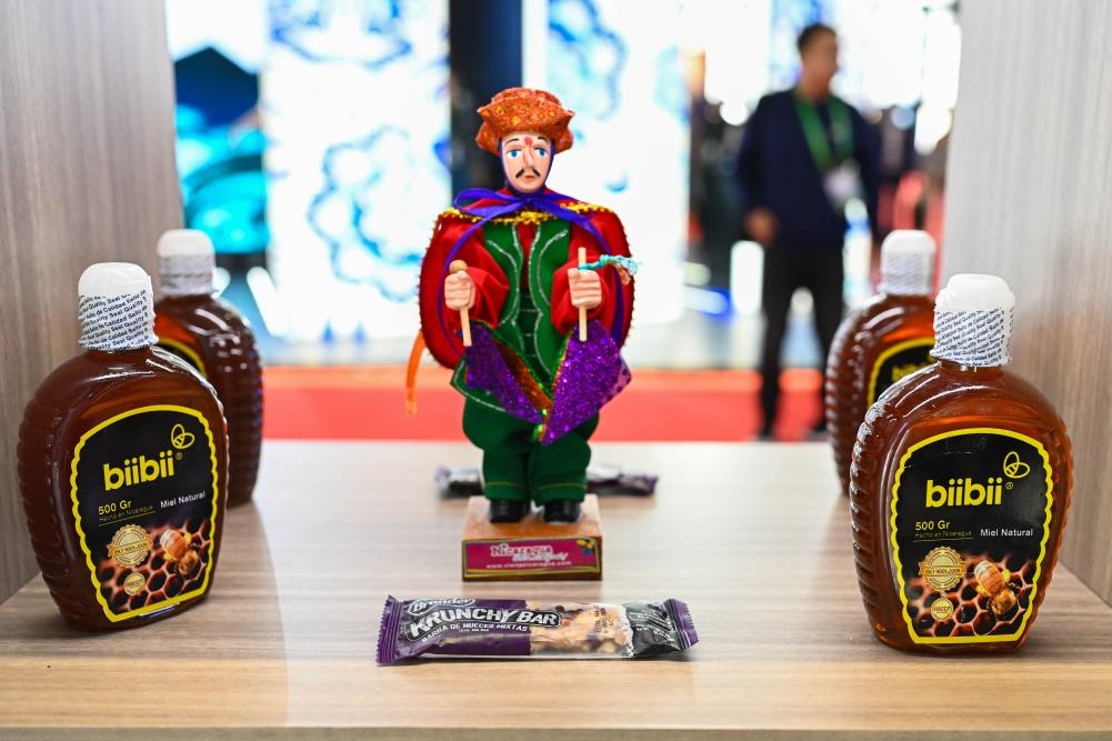 2023年11月8日在第六屆進博會上拍攝的尼加拉瓜蜂蜜產(chǎn)品。