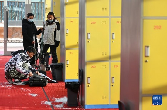 12月21日，游客在滑雪服務大廳整理滑雪裝備。