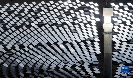 這是2023年6月11日在青海省海西蒙古族藏族自治州格爾木市拍攝的一座光熱電站（無人機(jī)照片）。 新華社記者 張宏祥 攝