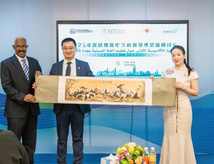 主辦方向與會(huì)代表贈(zèng)送書畫作品。主辦方供圖