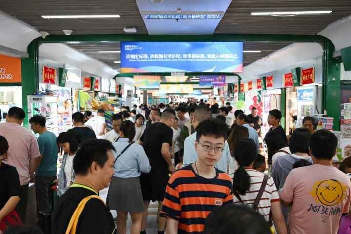 國慶長假期間，“世界超市”摩肩接踵。共享聯(lián)盟·義烏 吳峰宇 攝