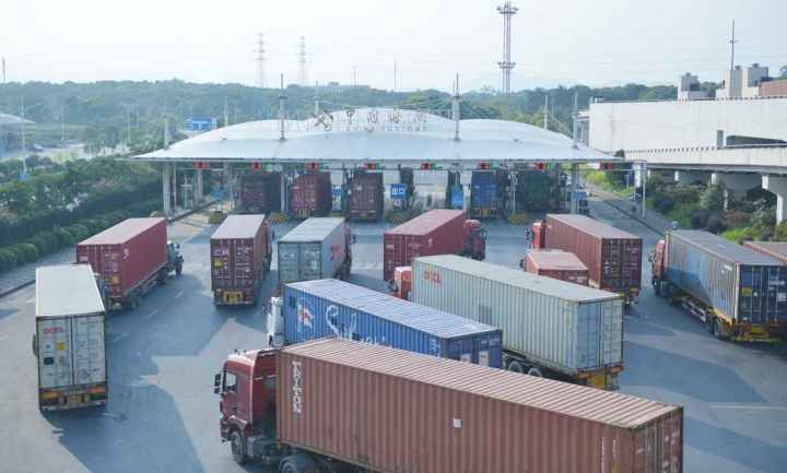 義烏海關(guān)排隊(duì)等待出關(guān)的車輛。共享聯(lián)盟·義烏 吳峰宇 攝