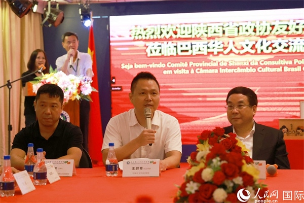 中國駐里約熱內(nèi)盧代總領(lǐng)事王尉育（中）在座談會中致辭。人民網(wǎng)記者 陳海琪攝