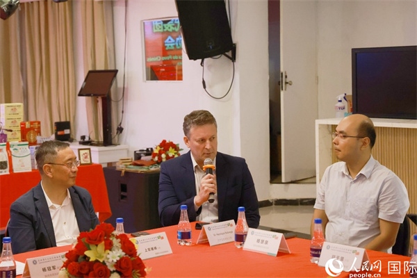巴西中國友好協(xié)會主席恩里克·諾布雷加（中）在座談會中發(fā)言。人民網(wǎng)記者 陳海琪攝