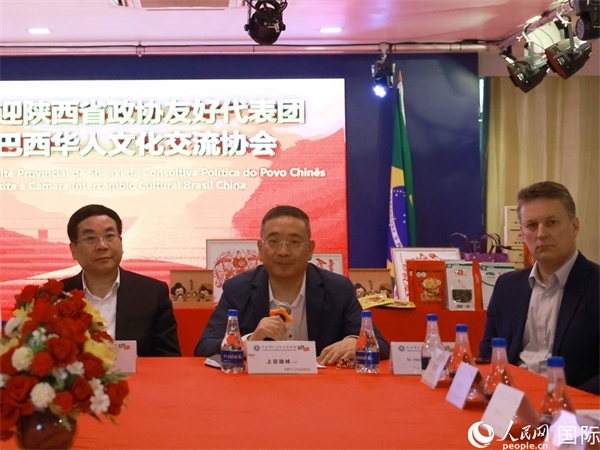 巴西華人文化交流協(xié)會主席上官建峰（中）在座談會上發(fā)言。人民網(wǎng)記者 陳海琪攝