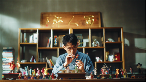 郎佳子彧通過短視頻直播，讓更多人關(guān)注并喜歡捏面人。受訪者供圖