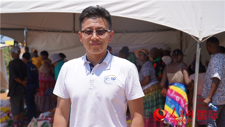 延鋒彼歐南非公司總經(jīng)理張?chǎng)伟l(fā)言致辭。人民網(wǎng) 張茜攝