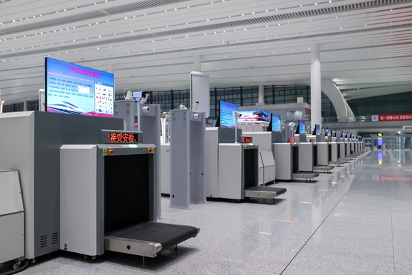 進站大廳整齊擺放的安檢儀。