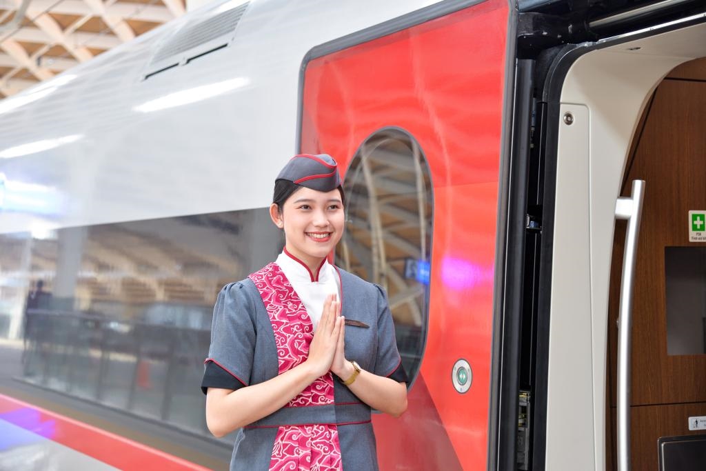 12月12日，乘務人員在印度尼西亞雅加達的哈利姆車站站臺歡迎乘坐雅萬高鐵的乘客。新華社記者徐欽攝