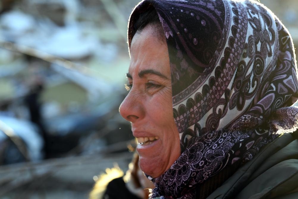 2月8日，在土耳其哈塔伊的一處地震廢墟，當地居民等待親人的消息。新華社記者沙達提攝