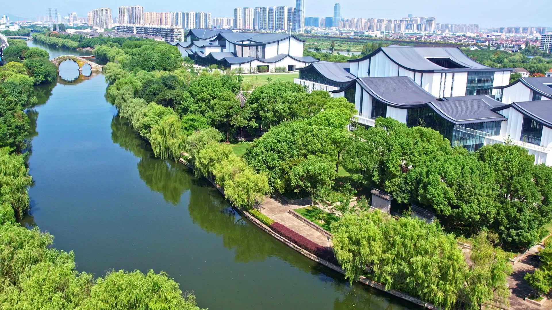 △浙東運河。今年9月20日，習近平總書記來到浙東運河文化園考察，強調(diào)“大運河文化是中國優(yōu)秀傳統(tǒng)文化的重要組成部分，要在保護、傳承、利用上下功夫，讓古老大運河煥發(fā)時代新風貌”。
