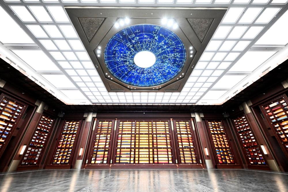 △中國國家版本館中央總館“文瀚閣”內(nèi)景。星空穹頂上是一幅宋代石刻天文圖，傳遞著“文瀚閣”的寓意：中華文明如星空般浩瀚璀璨。