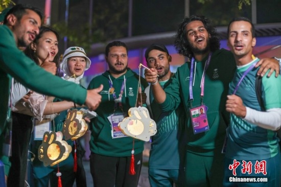 資料圖：9月29日，中國(guó)傳統(tǒng)節(jié)日中秋節(jié)，杭州亞運(yùn)會(huì)運(yùn)動(dòng)員村舉辦中秋主題活動(dòng)，中外運(yùn)動(dòng)員們歡聚一堂。圖為沙特阿拉伯運(yùn)動(dòng)員手持燈籠拍攝照片。<a target='_blank' href='/'><p align=