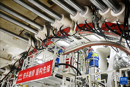 12月30日，中鐵十四局技術(shù)人員在盾構(gòu)掘進(jìn)開始前檢查“海天號”盾構(gòu)機(jī)。新華社記者 李紫恒 攝