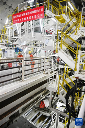 12月30日，建設(shè)者在青島膠州灣第二隧道工程南線主線隧道盾構(gòu)掘進(jìn)現(xiàn)場作業(yè)。新華社記者 李紫恒 攝