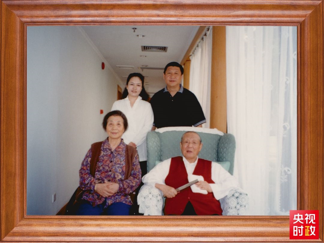 △這是習(xí)近平夫婦同父親習(xí)仲勛、母親齊心的合影。這張照片第一次出現(xiàn)在他的書架上。