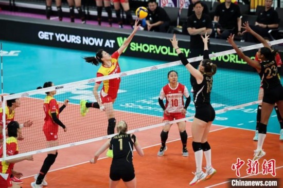 女排世俱杯賽場(chǎng)上，天津渤海銀行女排(紅)對(duì)陣巴西海灘女排(黑)。主辦方供圖