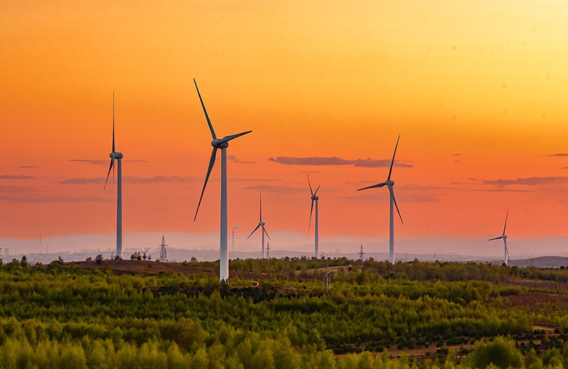 2023年5月23日清晨拍攝的內(nèi)蒙古興安盟烏蘭浩特市呼和馬場風(fēng)力光伏發(fā)電場內(nèi)的風(fēng)機。