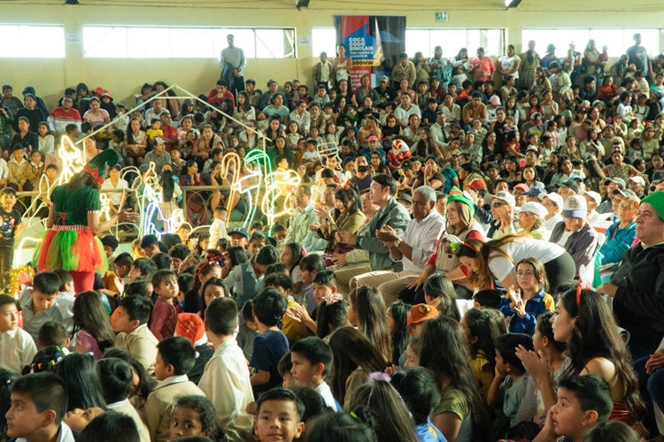 捐贈儀式在埃爾查科市中心的體育館舉行。中國電建厄瓜多爾代表處提供圖