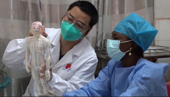 嘉興市中醫(yī)醫(yī)院郝亞波給當(dāng)?shù)刂种v解中醫(yī)經(jīng)絡(luò)。新華社發(fā)