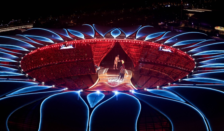 2023年9月23日，最后一棒火炬手汪順和數(shù)字火炬手在杭州亞運會開幕式上點燃主火炬。新華社記者 程婷婷 攝