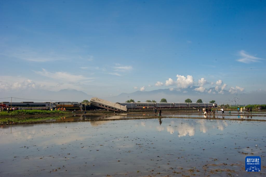 ?這是1月5日在印度尼西亞西爪哇省拍攝的列車相撞事故現(xiàn)場。新華社發(fā)（塞提安賈爾攝）