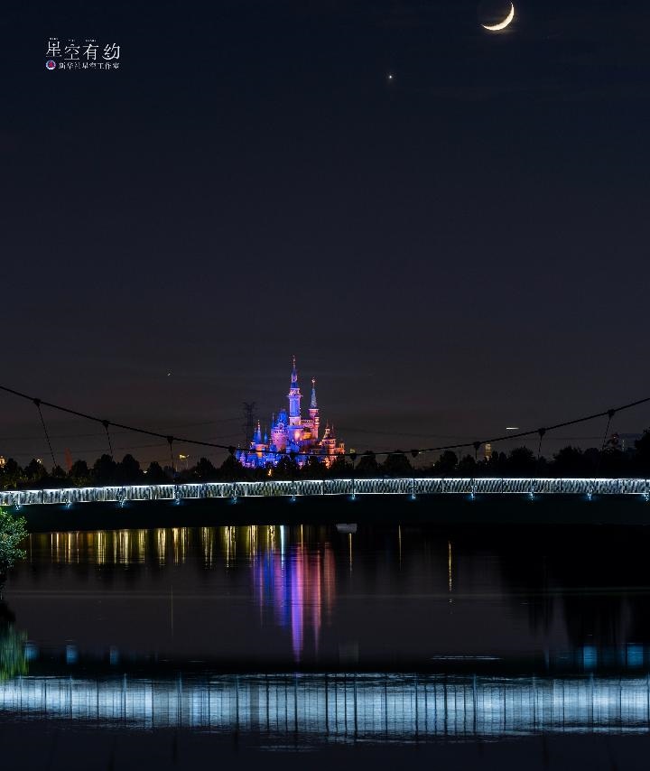 上海星空攝影愛(ài)好者陳悅?cè)A2023年5月23日在上海浦東拍攝的金星伴月。（本人供圖）