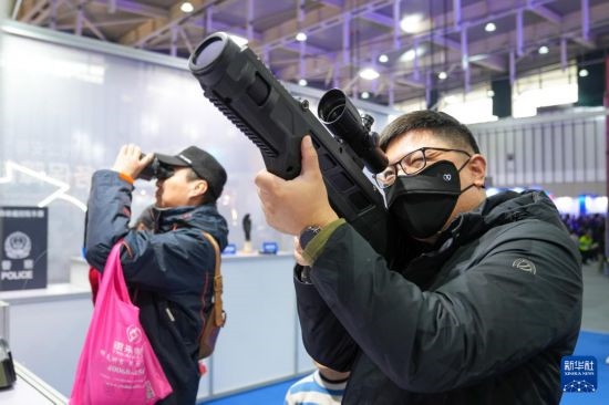 1月6日，觀眾在警營開放周活動現(xiàn)場體驗警用激光炫目槍。