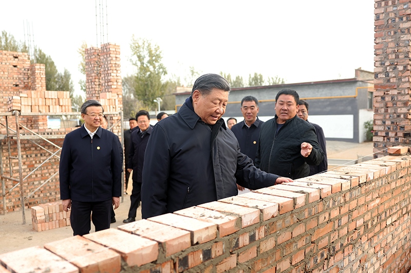 2023年11月10日，習(xí)近平總書記在河北保定涿州市刁窩鎮(zhèn)萬(wàn)全莊村房屋重建施工現(xiàn)場(chǎng)考察。