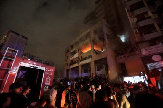 1月2日，人們聚集在黎巴嫩貝魯特南郊的以色列無人機(jī)襲擊現(xiàn)場(chǎng)。新華社發(fā)（比拉爾·賈維希攝）